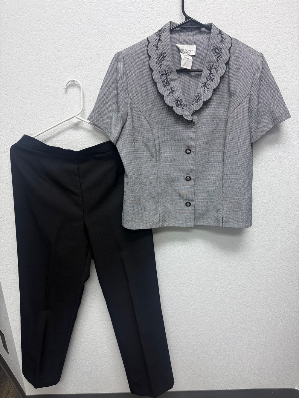 Vintage Gray Embroidered Collar Two-Piece Pantsuit with Black Pants